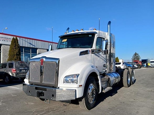 Kenworth T880 40" Sleeper