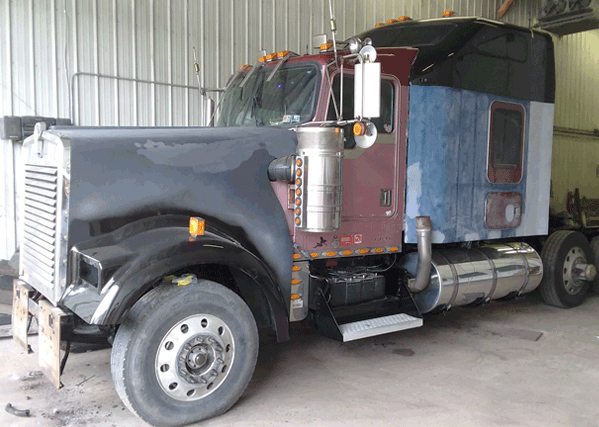 Kenworth W900L Pre-Emissions  Sleeper Collision Repair