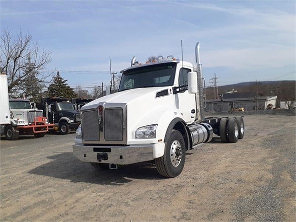 2025 Kenworth T880 Cab & Chassis Trucks