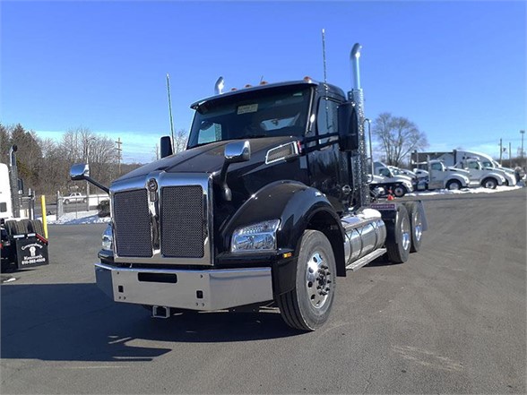 2025 Kenworth T880 Day Cab Trucks